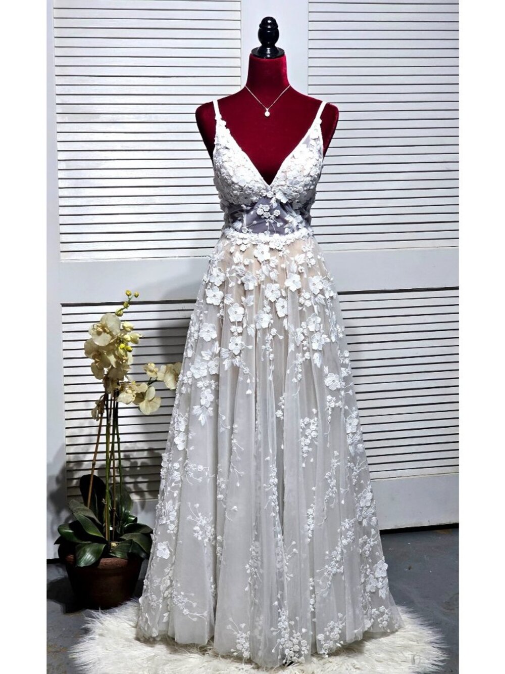 Ashley Lauren Women's White Floral Embroidered Long Prom/Wedding Dress Sz 2 2807